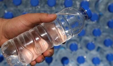 Ünlü markanın suyunda rekor seviyede mikroplastik tespit edildi