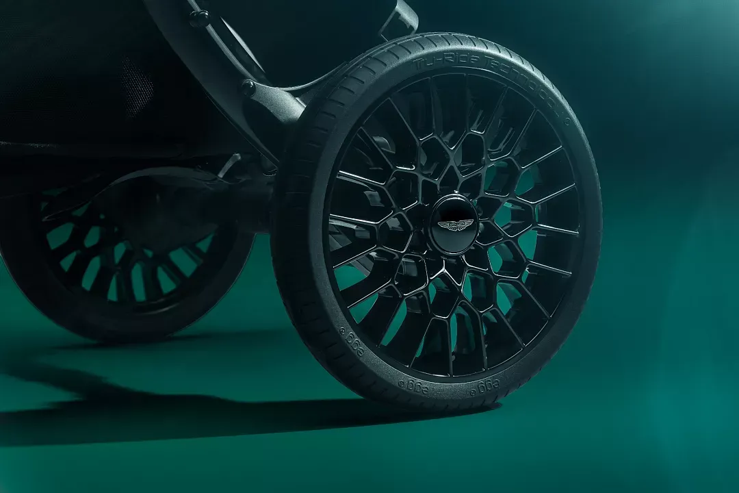 Aston Martin ve Egg İş Birliğiyle Yükselen Bebek Arabası Tasarımı: Lüksün Yeni Anne Ağırlığı