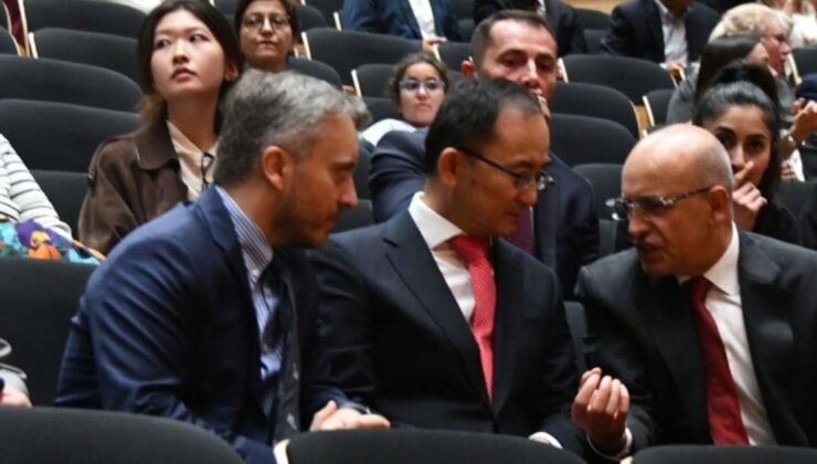 Çin Esintileriyle Dolu Gece: Şimşek ve Salondaki Tepkiler