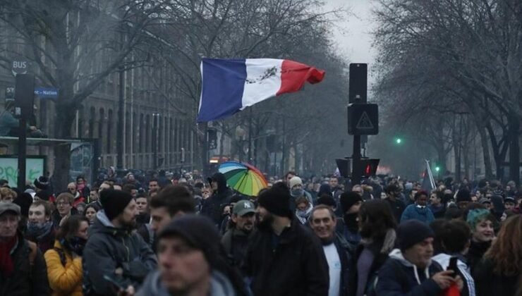 Fransa’da Bütçe Krizi ve Kemer Sıkma Politikalarına Yönelik Yeni Grev Hareketleri