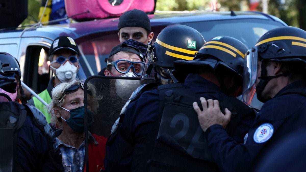 Fransa'da Kemer Sıkma Önlemlerine Karşı Ülke Genelinde Grev ve Protestolar