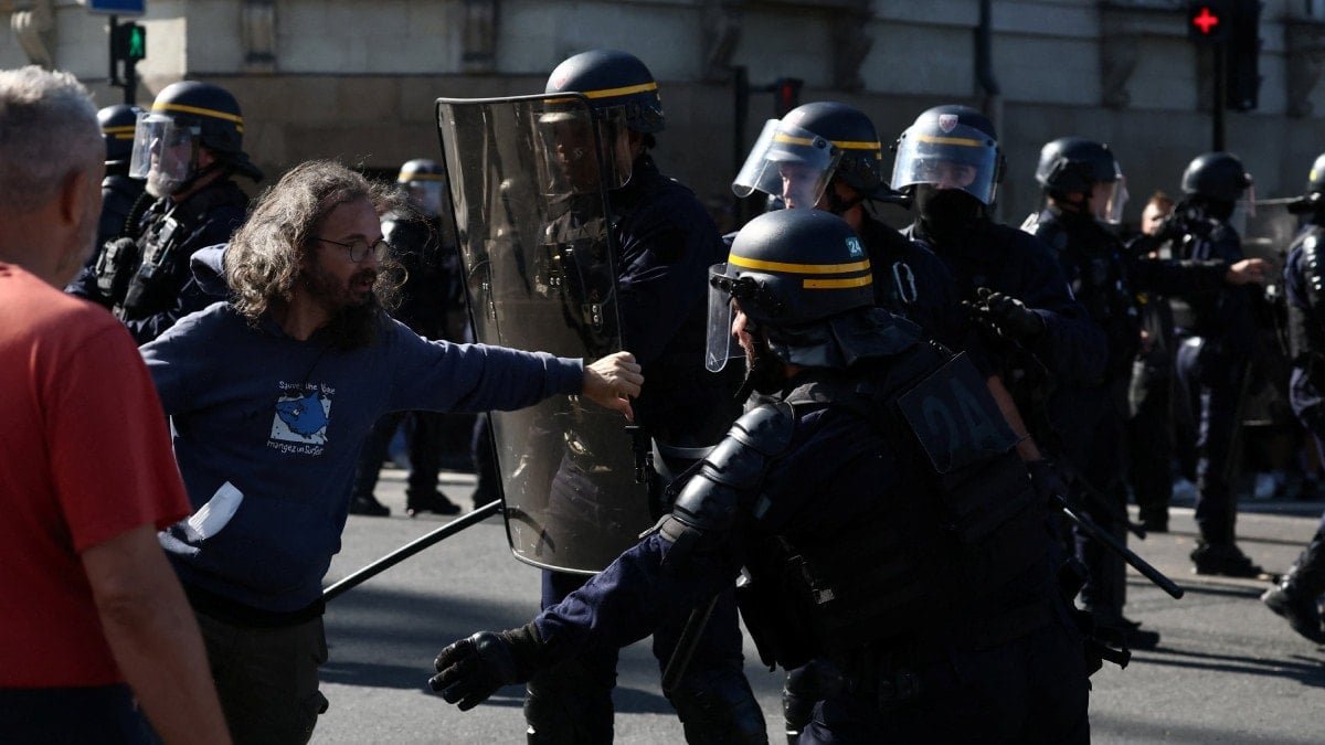 Fransa'da Kemer Sıkma Önlemlerine Karşı Ülke Genelinde Grev ve Protestolar