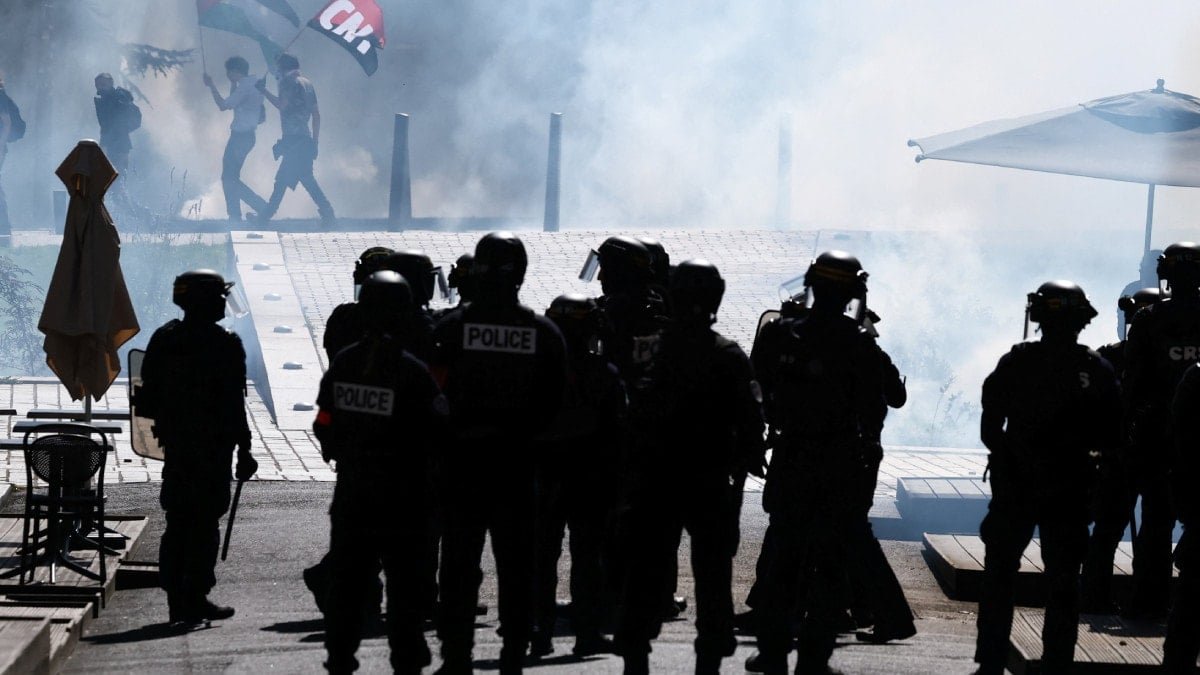 Fransa'da Kemer Sıkma Önlemlerine Karşı Ülke Genelinde Grev ve Protestolar