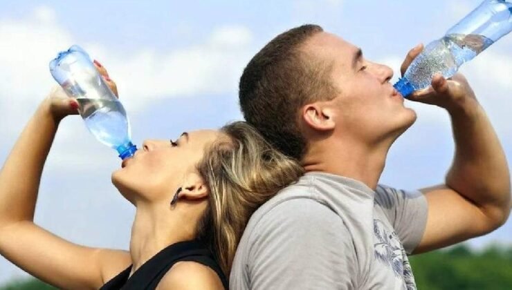 Günlük Sıvı Gereksinimi: Ortalama Bir Yetişkin İçin Gerçekler ve Dikkat Edilmesi Gerekenler