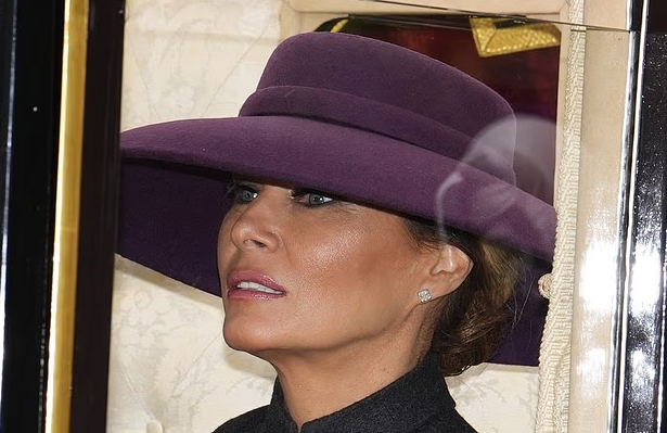 Melania Trump’ın Windsor’da Sarı Elbisesi ve Mor Şapka Tartışması: Renkler, Kemer ve Stil Tartışmaları
