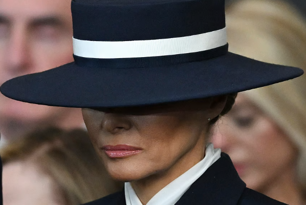 Melania Trump’ın Windsor’da Sarı Elbisesi ve Mor Şapka Tartışması: Renkler, Kemer ve Stil Tartışmaları