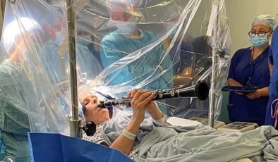 Lokal Anesteziyle DBS Cerrahisi: Parkinson Belirtilerini Yenen Denise Bacon’ın Yeniden Doğuşu