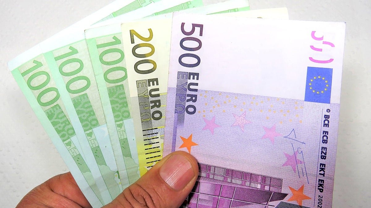 Slovenya’da Noel ikramiyesi tartışması: Vergiden muaf 639 Euro ödeme tüm çalışanlara zorunlu mu?