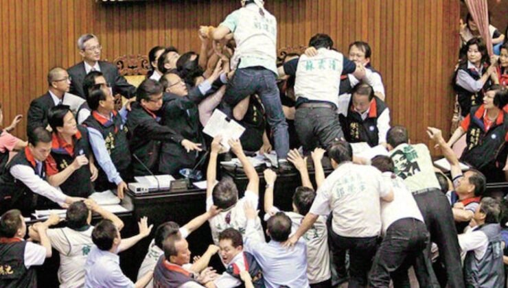 Tayland-Kamboçya sınırında çatışmalar sürerken ülke siyaseti: Parlamento feshi ve erken seçim tartışmaları