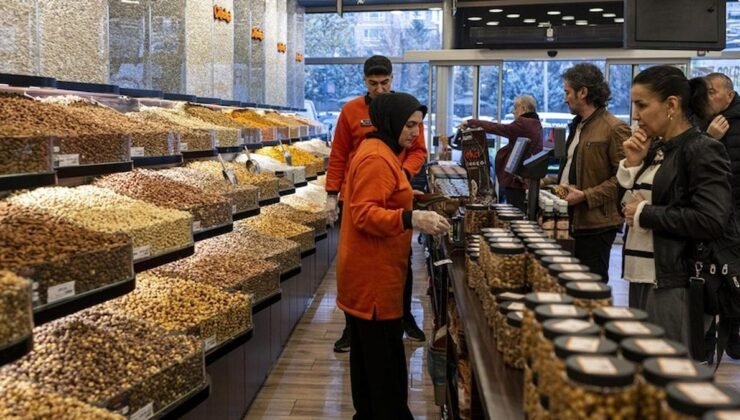 Yılbaşı Kuruyemiş Fiyatlarında Artış ve Alım Gücü Düşüşü İzmir Kemeraltı’nda