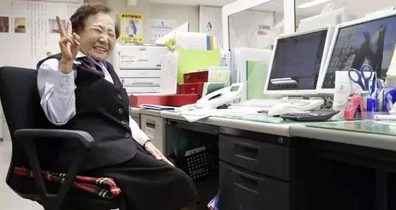 Osaka’da Sabır ve Teknoloji: Yaşlı Ofis Yöneticisinin İlham Verici Yolculuğu