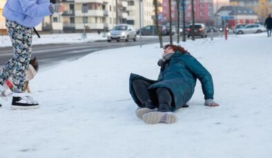 Penguen Yürüyüşü: Buzlu Zeminde Dengeyi Sağlayan Güvenli Adımlar Rehberi