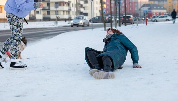 Penguen Yürüyüşü: Buzlu Zeminde Dengeyi Sağlayan Güvenli Adımlar Rehberi
