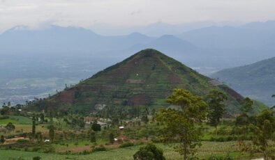 Gunung Padang: Doğal mı, İnsan Yapımı mı? Beş Teraslı Tepe Üzerindeki Tartışma