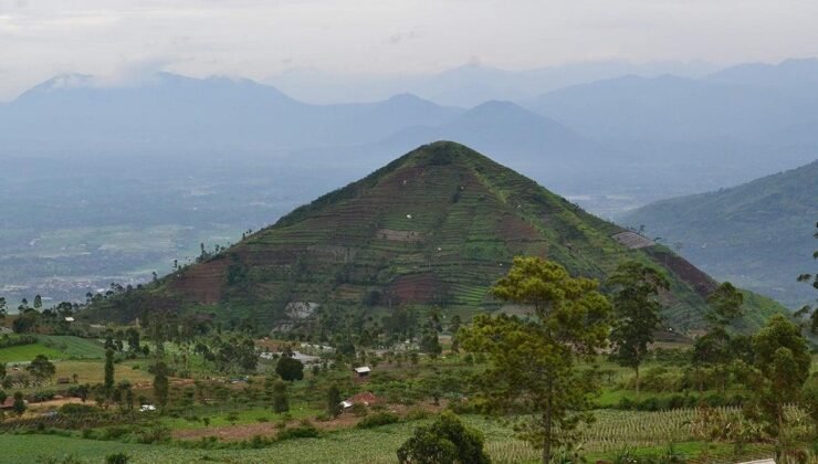 Gunung Padang: Doğal mı, İnsan Yapımı mı? Beş Teraslı Tepe Üzerindeki Tartışma