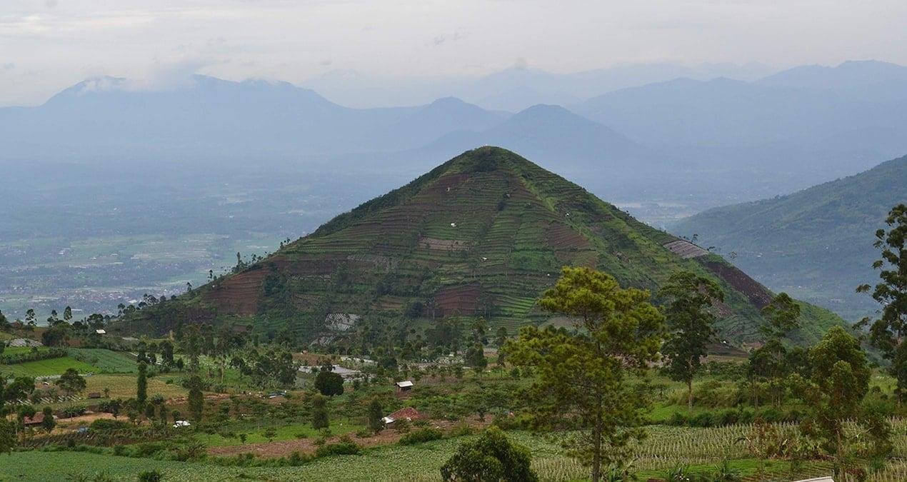Gunung Padang: Doğal mı, İnsan Yapımı mı? Beş Teraslı Tepe Üzerindeki Tartışma