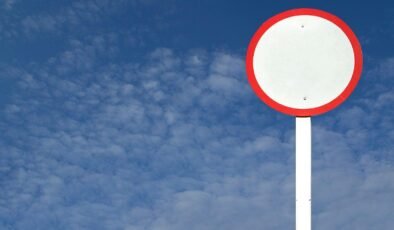 İçi Boş Kırmızı Daire Trafik İşareti: Neden Girişler İçin Kesin Yasağın Ana Nedeni?