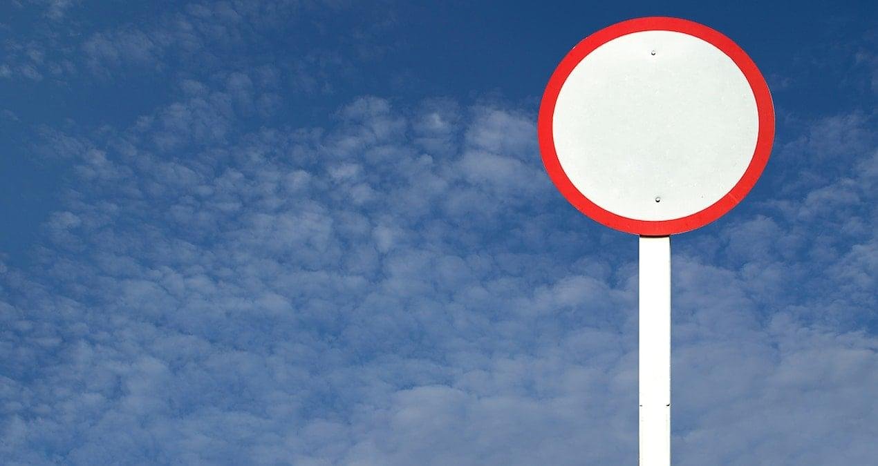 İçi Boş Kırmızı Daire Trafik İşareti: Neden Girişler İçin Kesin Yasağın Ana Nedeni?