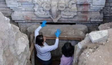 ZAPOTEK MEZARİ: BAYKUŞ SİMGELİ GEÇ KLASİK MEZAR GÜN YÜZÜNE ÇIKARILIYOR