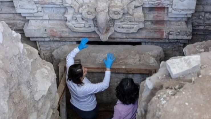 ZAPOTEK MEZARİ: BAYKUŞ SİMGELİ GEÇ KLASİK MEZAR GÜN YÜZÜNE ÇIKARILIYOR