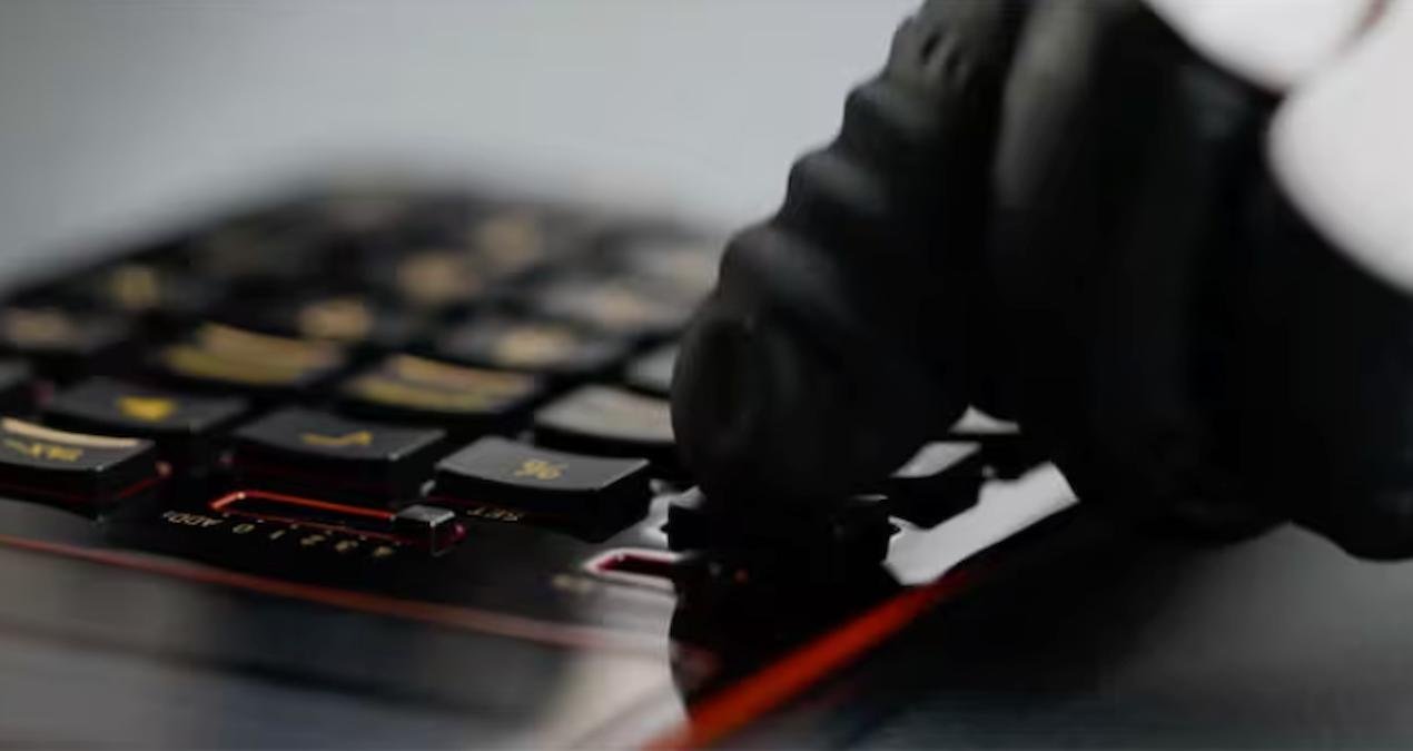 Casio’nun S100X-JC1-U: Sadece 650 Adetle Sınırlı, Urushi İşlemeli Lüks Hesap Makinesi