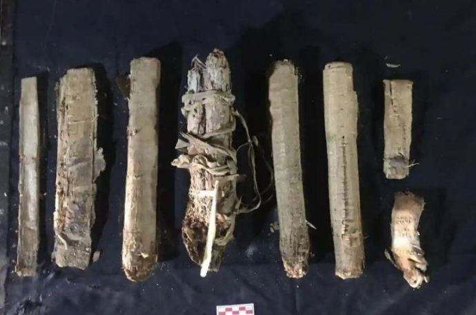 Lüksor Keşfi: Amun Şarkıcıları Lahitleri ve 8 Papirüsün Gizemi