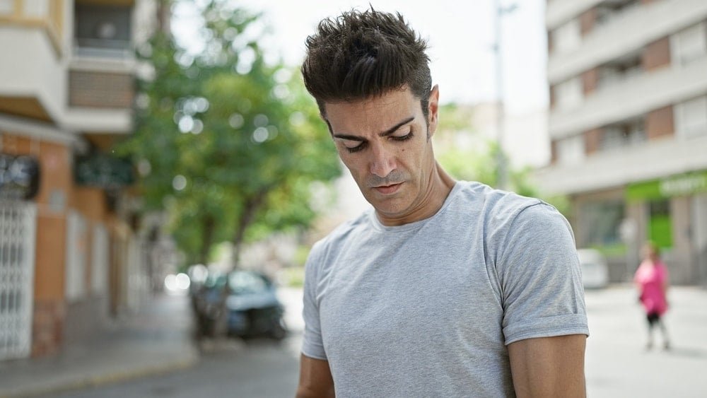 Yere Bakmanın Psikolojik Kökenleri: Nedenleri ve Dikkat Edilmesi Gereken Noktalar