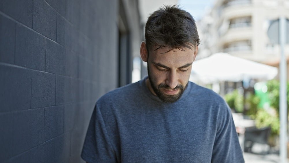 Yere Bakmanın Psikolojik Kökenleri: Nedenleri ve Dikkat Edilmesi Gereken Noktalar