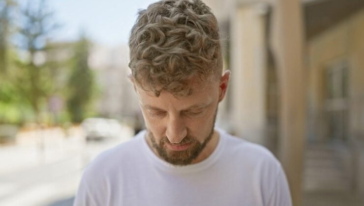 Yere Bakmanın Psikolojik Kökenleri: Nedenleri ve Dikkat Edilmesi Gereken Noktalar