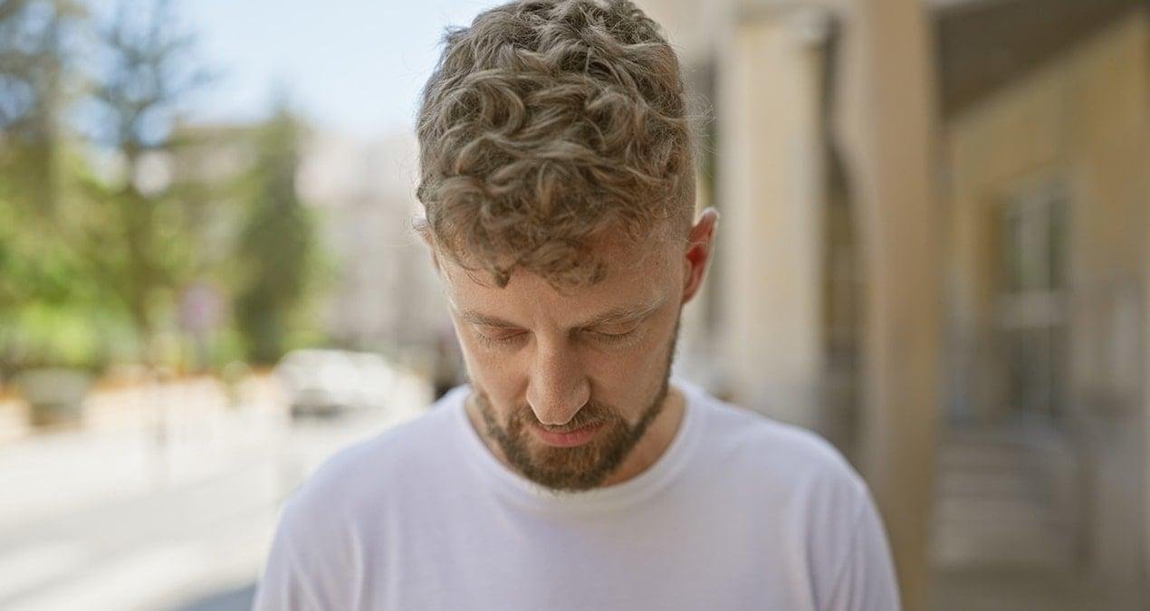 Yere Bakmanın Psikolojik Kökenleri: Nedenleri ve Dikkat Edilmesi Gereken Noktalar