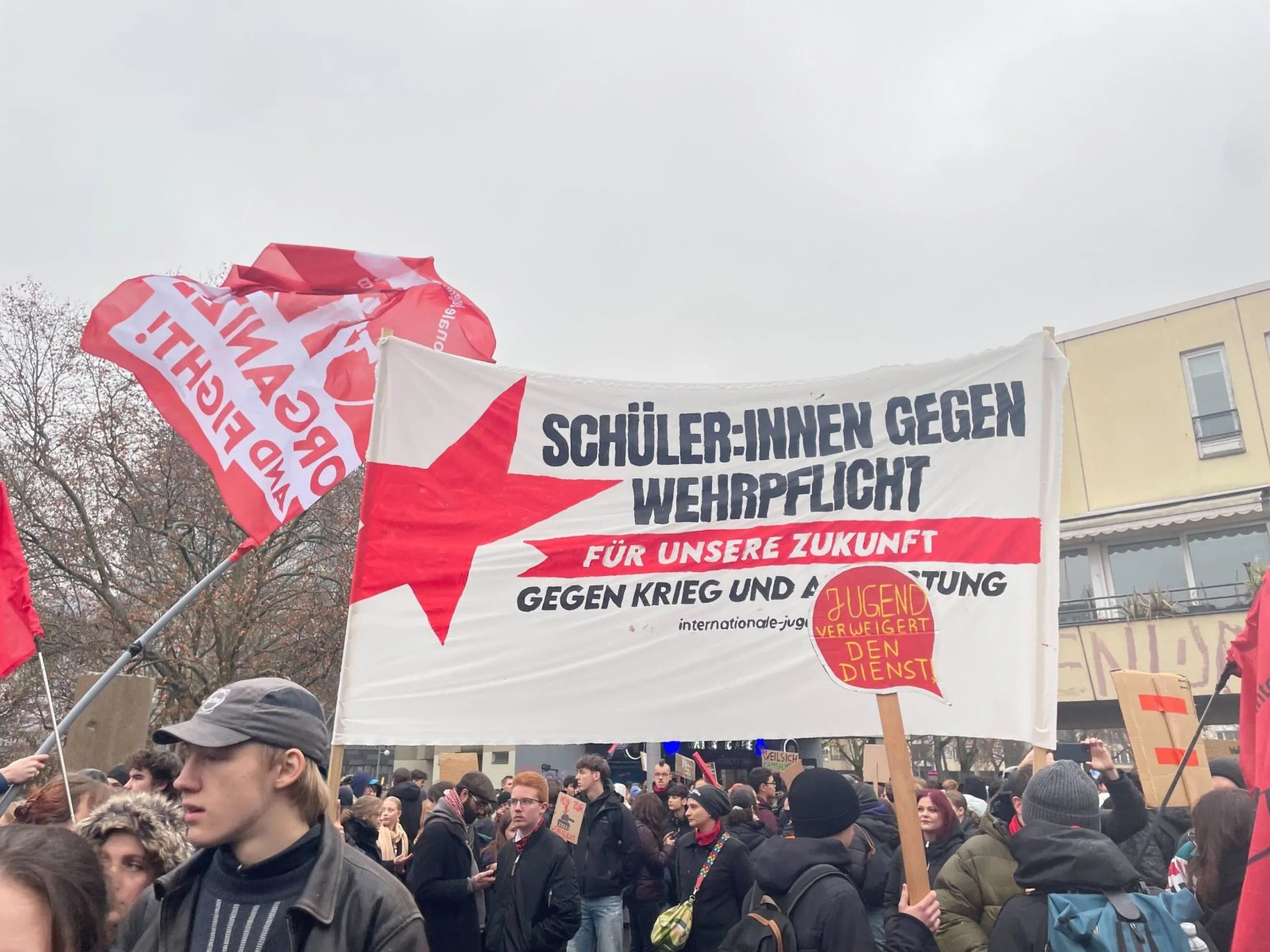 Almanya’da Zorunlu Hizmet Tartışması: Gençler Sokaklarda, Vicdani Red ve Gönüllü Hizmet Dengenin Bedeli