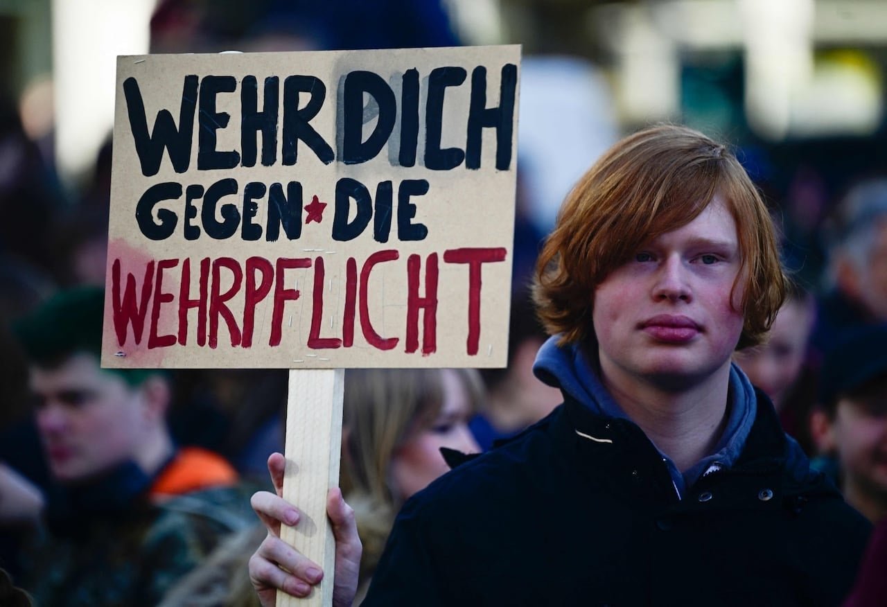 Almanya’da Zorunlu Hizmet Tartışması: Gençler Sokaklarda, Vicdani Red ve Gönüllü Hizmet Dengenin Bedeli