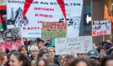 Almanya’da Zorunlu Hizmet Tartışması: Gençler Sokaklarda, Vicdani Red ve Gönüllü Hizmet Dengenin Bedeli