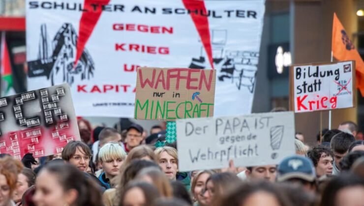 Almanya’da Zorunlu Hizmet Tartışması: Gençler Sokaklarda, Vicdani Red ve Gönüllü Hizmet Dengenin Bedeli