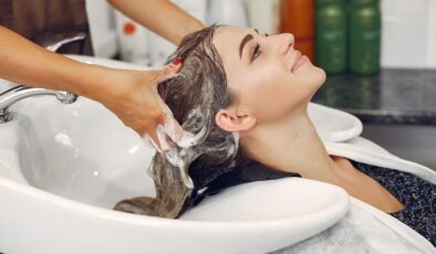 Boynun Pozisyonuyla Gelen Tehlike: Saç Yıkarken Dikkat Edilmesi Gerekenler ve Beyin Damarları