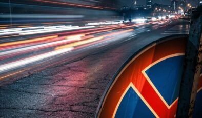 Kırmızı Çizgili Haç ve Mavi Zeminli Daire: Birleşik Krallık’ta Yol İşaretlerinin Anlamı