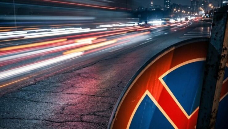 Kırmızı Çizgili Haç ve Mavi Zeminli Daire: Birleşik Krallık’ta Yol İşaretlerinin Anlamı