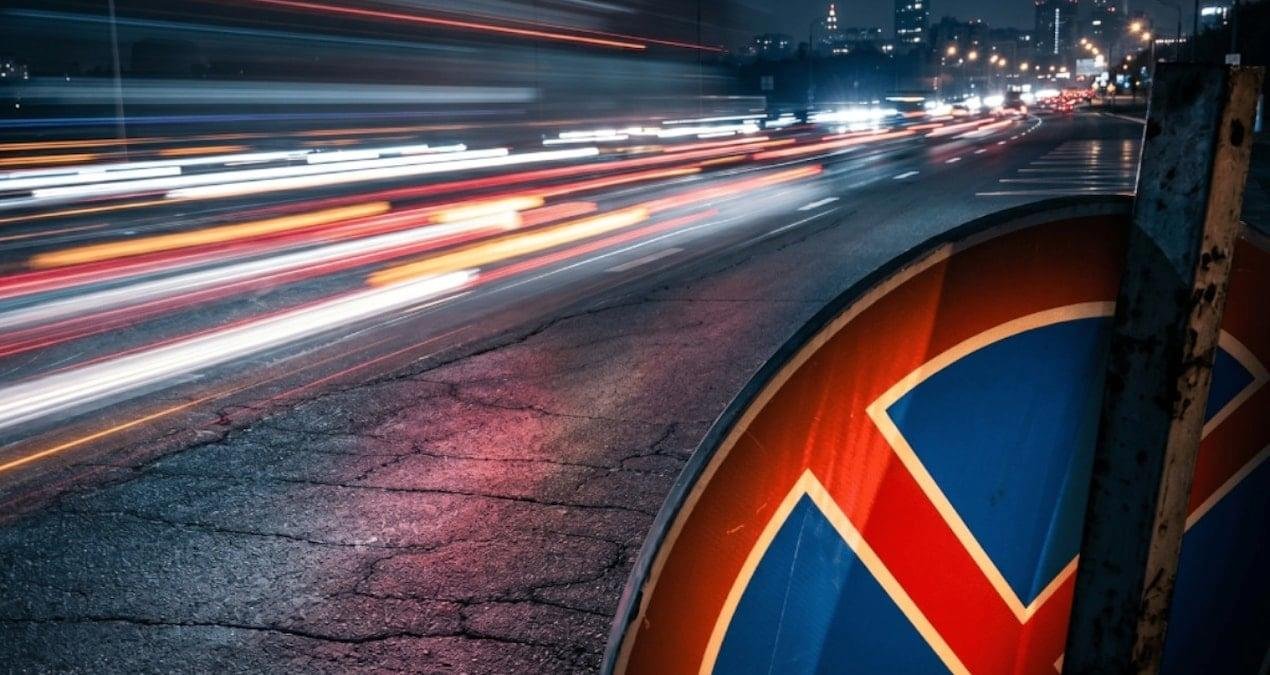 Kırmızı Çizgili Haç ve Mavi Zeminli Daire: Birleşik Krallık’ta Yol İşaretlerinin Anlamı