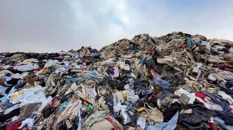 Atacama Çölü’nde Tekstil Atıklarının Gölgesi: Küresel Tüketim ve Su Bitevi İsyanı