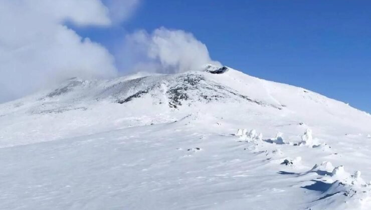 Erebus Dağı: Altın Dumanı ve Buz Mağaralarında Yaşamın İzleri