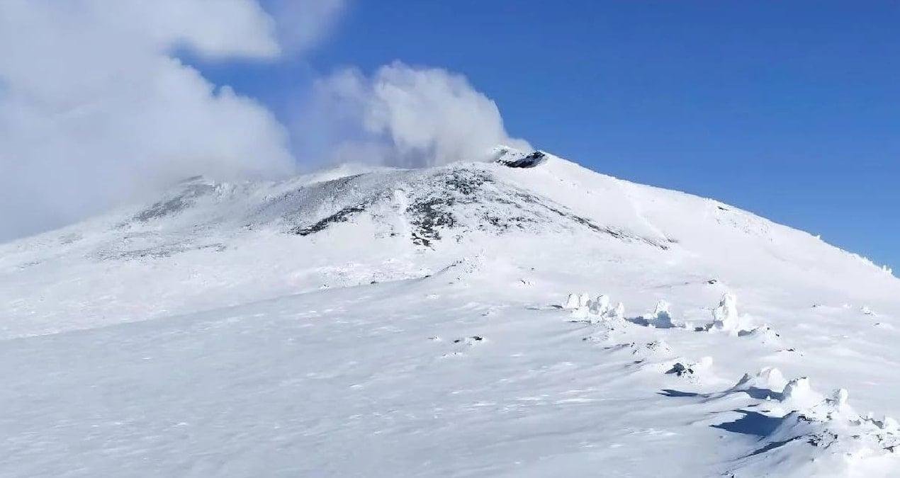 Erebus Dağı: Altın Dumanı ve Buz Mağaralarında Yaşamın İzleri