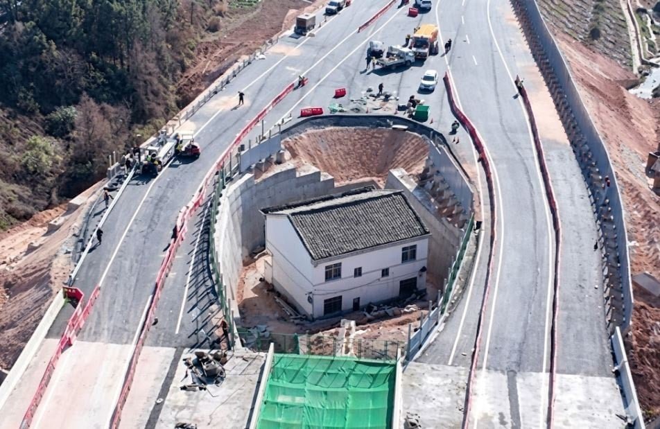 Haizhuyong Köprüsü Altındaki Ada Ev: Betonun İçinden Doğan Direniş