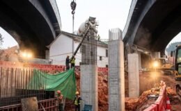 Haizhuyong Köprüsü Altındaki Ada Ev: Betonun İçinden Doğan Direniş