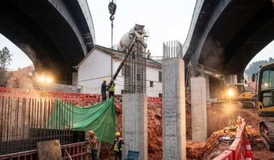 Haizhuyong Köprüsü Altındaki Ada Ev: Betonun İçinden Doğan Direniş