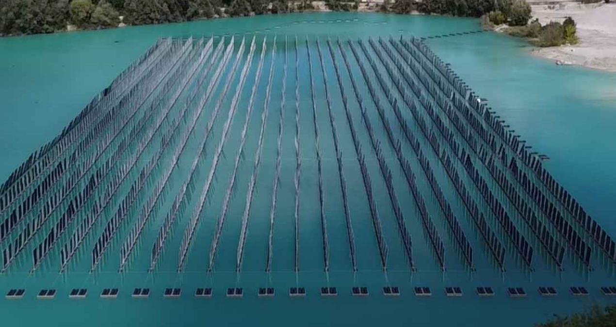 Jais Çakıl Ocağı’nda Yüzen Dikey Güneş: 1,87 MW’lık Yeni Nesil Santral